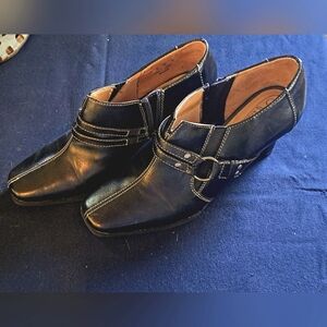 Life Stride Comfortable Black Leather  Booties side zip size 8